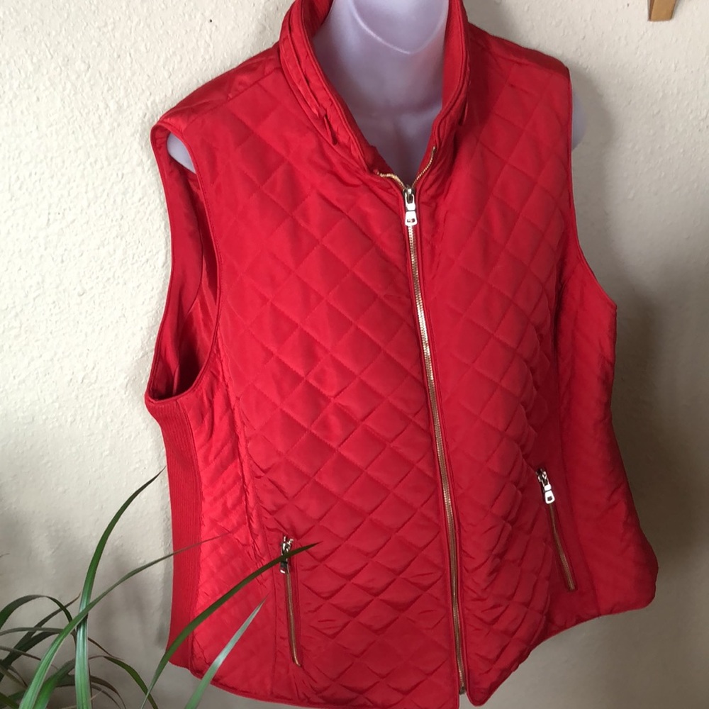 2x red zip up quilted vest by Dress Barn